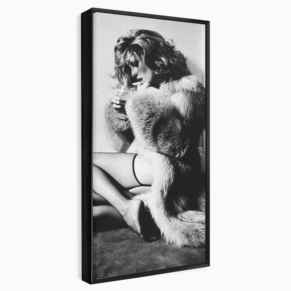 Tablou canvas cu tablou portret femeie retro cu blana, in rama de aluminiu negru